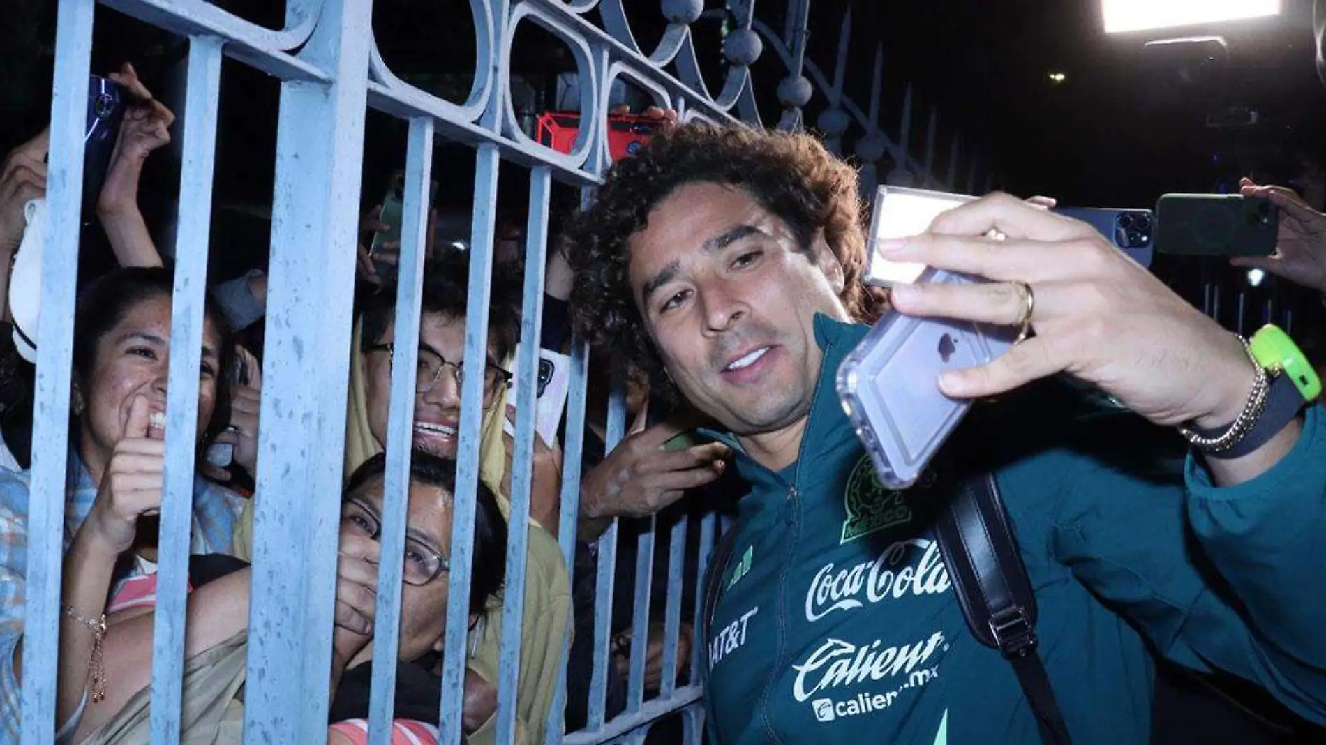 Guillermo Ochoa el jueves a su llegada a la Angelópolis